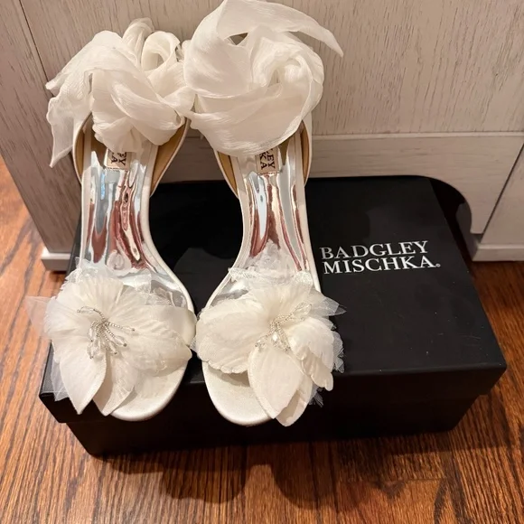 Badgley Mischka White flower heels - Picture 1 of 4